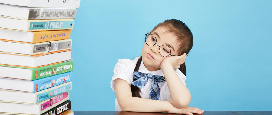 斜視會并發(fā)哪些容易混淆的疾?。?></div>
			<div   id="pxjvbnvl"   class="me_info">
				<div   id="pxjvbnvl"   class="info_des">可發(fā)生以下并發(fā)癥： 大部分斜視患者都同時患有弱視。由于斜視患者長期一只眼注視，另一只眼將造成廢用性視力下降或停止發(fā)育，日后即便戴合適的眼鏡，視力也不能達到正常。 在...</div>
				<div   id="pxjvbnvl"   class="info_more"><li ><a href=