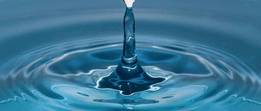 哪些原因容易導(dǎo)致干眼?。?></div>
			<div   id="pxjvbnvl"   class="me_info">
				<div   id="pxjvbnvl"   class="info_des">1 ．近年來(lái)干眼病的年輕化趨勢(shì)明顯，主要是由于現(xiàn)代生活中，青年人的工作和娛樂(lè)與電視、電腦接觸得越來(lái)越多、長(zhǎng)時(shí)間面對(duì)熒光屏，過(guò)度閱讀，缺乏正常的眨眼，而眨眼可使淚液更...</div>
				<div   id="pxjvbnvl"   class="info_more"><li ><a href=