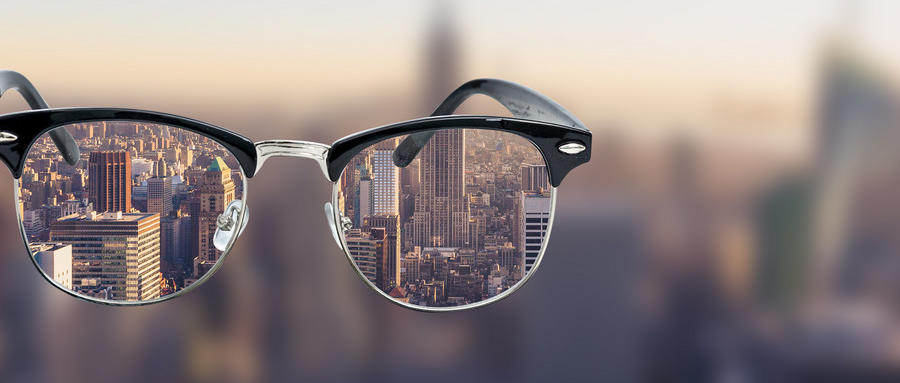 高度近視是由什么原因引起的？