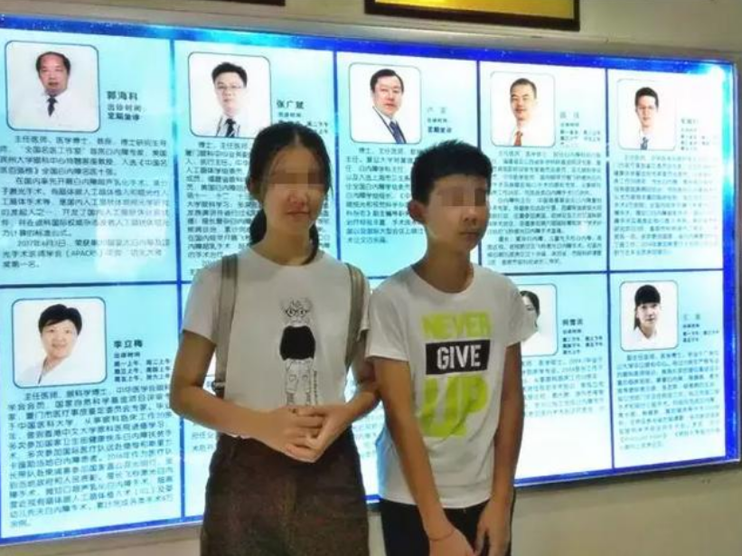 先天性白內障姐弟